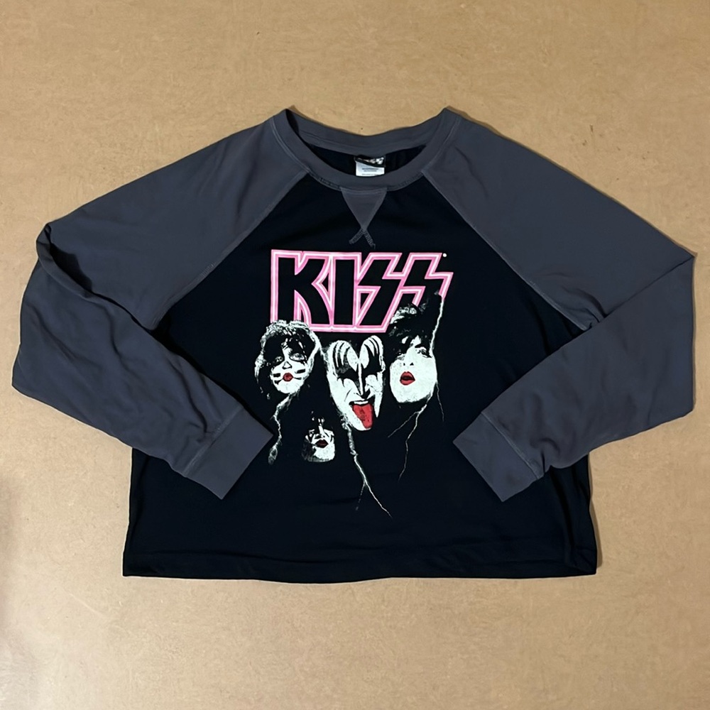 Kiss Graphic Long Sleeve Tee